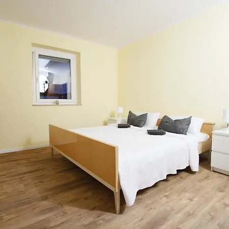 Semesterbostad 140qm Gaestehaus Sunlight, 4 Schlafzimmer Fuer Bis Zu 6 Personen, Ueberdachte Terrasse, Parkplatz Und Garage In Bei Wuerzburg Rimpar