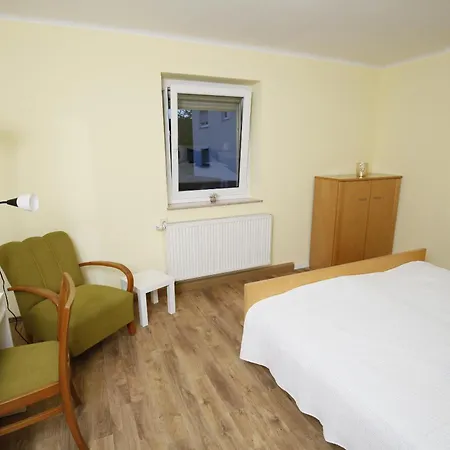 Semesterbostad 140qm Gaestehaus Sunlight, 4 Schlafzimmer Fuer Bis Zu 6 Personen, Ueberdachte Terrasse, Parkplatz Und Garage In Bei Wuerzburg