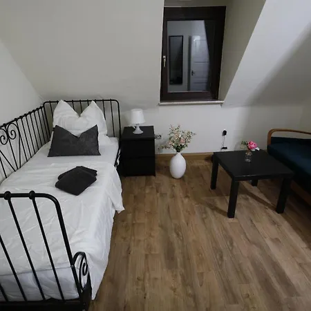 Semesterbostad 140qm Gaestehaus Sunlight, 4 Schlafzimmer Fuer Bis Zu 6 Personen, Ueberdachte Terrasse, Parkplatz Und Garage In Bei Wuerzburg *