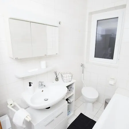 Casa de Férias 140qm Gaestehaus Sunlight, 4 Schlafzimmer Fuer Bis Zu 6 Personen, Ueberdachte Terrasse, Parkplatz Und Garage In Bei Wuerzburg