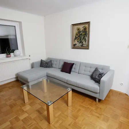 140qm Gaestehaus Sunlight, 4 Schlafzimmer Fuer Bis Zu 6 Personen, Ueberdachte Terrasse, Parkplatz Und Garage In Bei Wuerzburg * Rimpar
