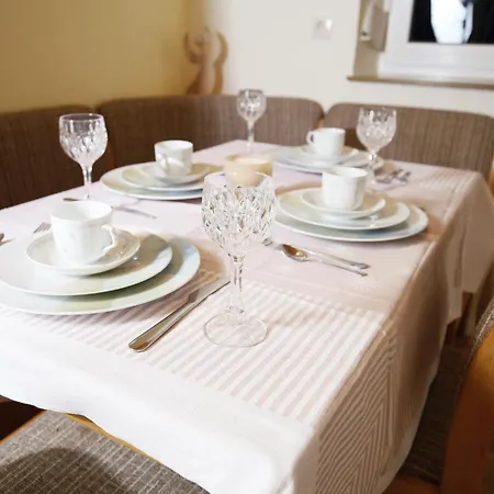 140qm Gaestehaus Sunlight, 4 Schlafzimmer Fuer Bis Zu 6 Personen, Ueberdachte Terrasse, Parkplatz Und Garage In Bei Wuerzburg *