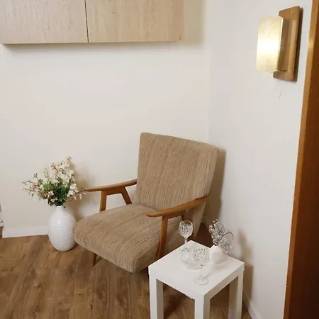 Casa de Férias 140qm Gaestehaus Sunlight, 4 Schlafzimmer Fuer Bis Zu 6 Personen, Ueberdachte Terrasse, Parkplatz Und Garage In Bei Wuerzburg