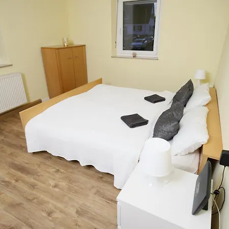 Semesterbostad 140qm Gaestehaus Sunlight, 4 Schlafzimmer Fuer Bis Zu 6 Personen, Ueberdachte Terrasse, Parkplatz Und Garage In Bei Wuerzburg *